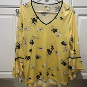 Women’s petite medium tunic three quarter length sleeves. Yellow with floral